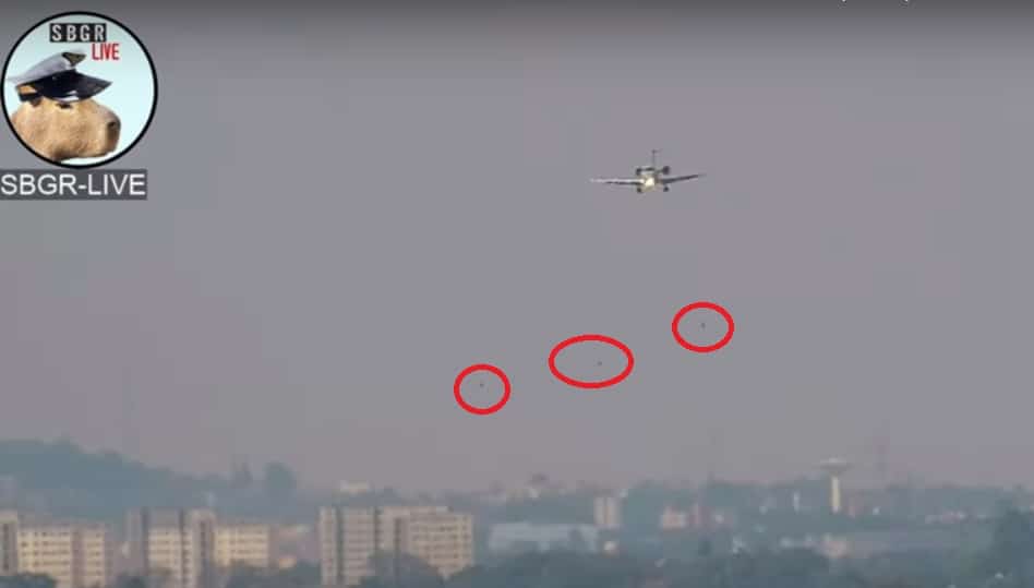 Brazilian Air Force plane performs a sudden maneuver to avoid birds during landing at Guarulhos Airport