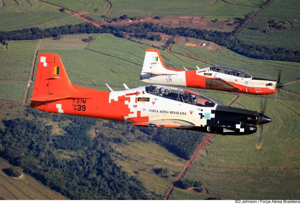 Modernização dos T-27 incluiu substituição de aviônicos e nova pintura. Foto: Suboficial Johnson/FAB.