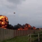 Imagem mostra enorme bola de fogo após queda de avião MB-339 da Frecce Tricolori na Itália. Piloto ejetou.