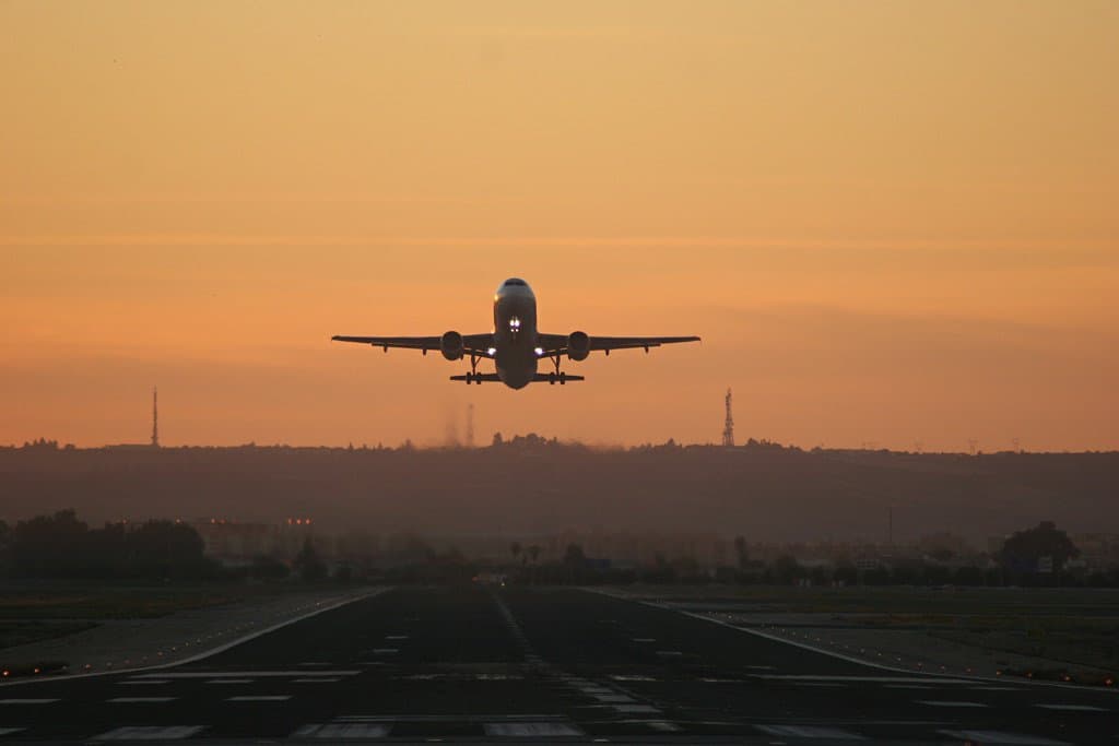 O calor pode afetar diretamente na decolagem de um avião, para isso, aeroportos e companhias aéreas estão adotando estratégicas para contornar o proglema