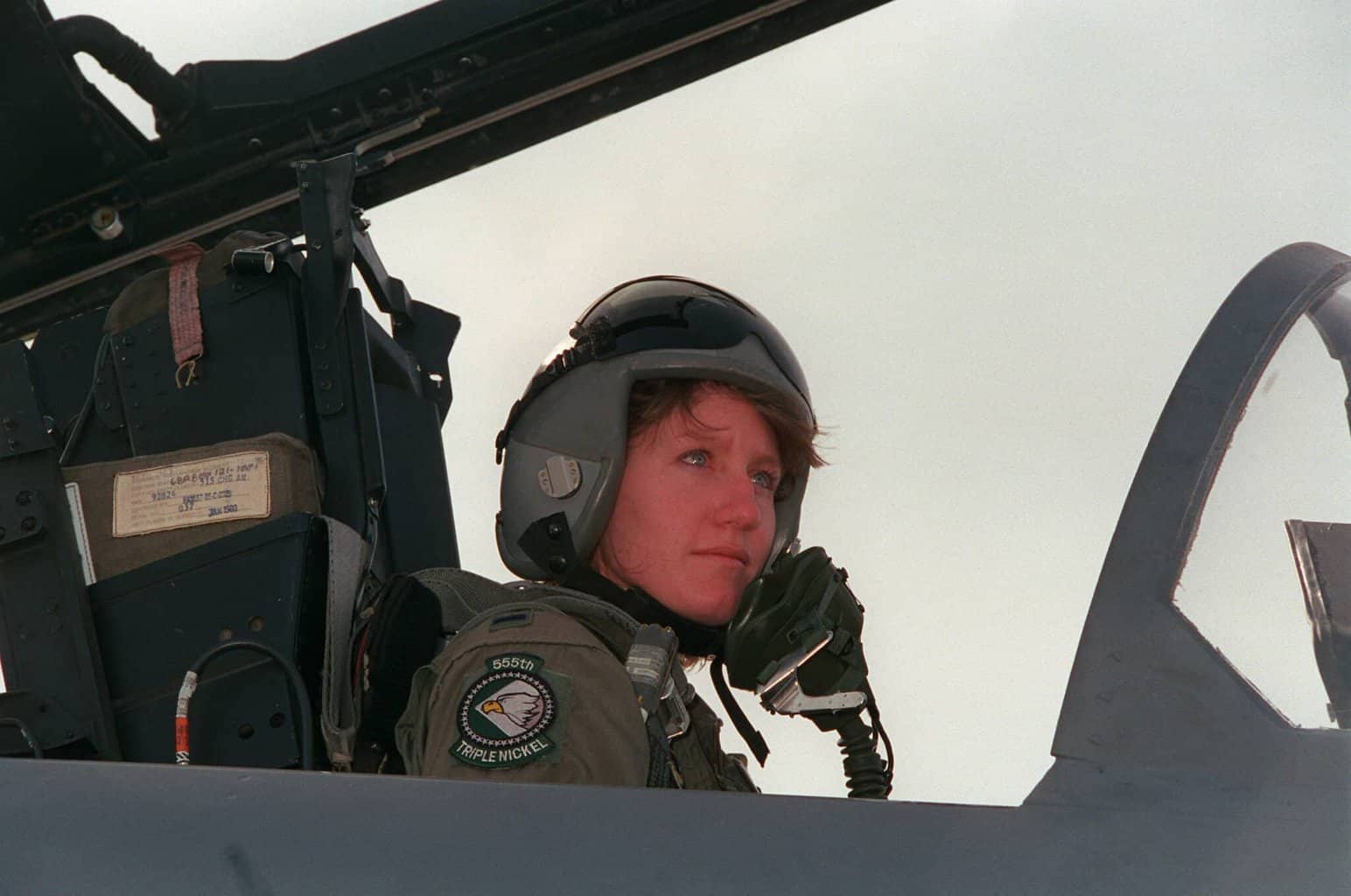A então 1ª Tenente Jeannie Leavitt no cockpit de um F-15E Strike Eagle. Foto: USAF. 