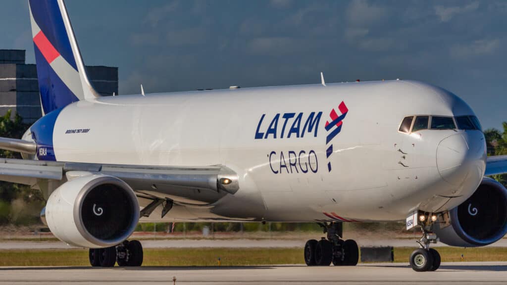 LATAM Brasil Cargo voo Curitiba Amsterdã Europa Boeing 767