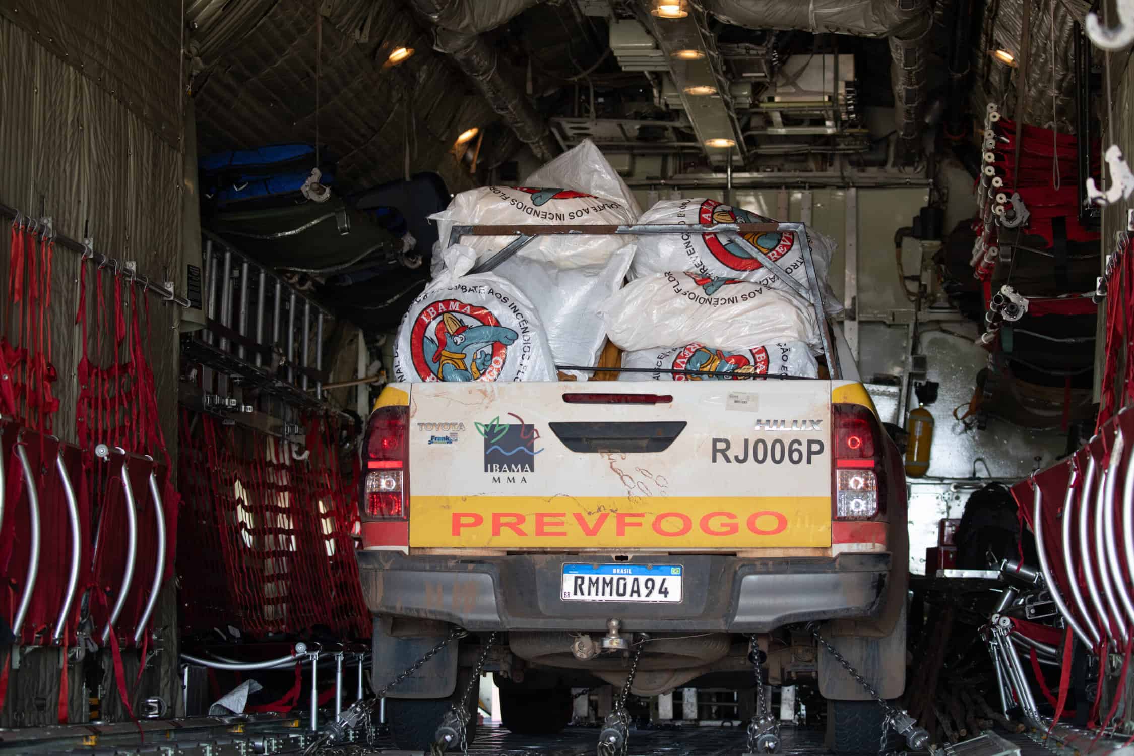 Seis toneladas de materiais de combate a incêndio também foram transportadas pelos C-130. FAB/Divulgação.