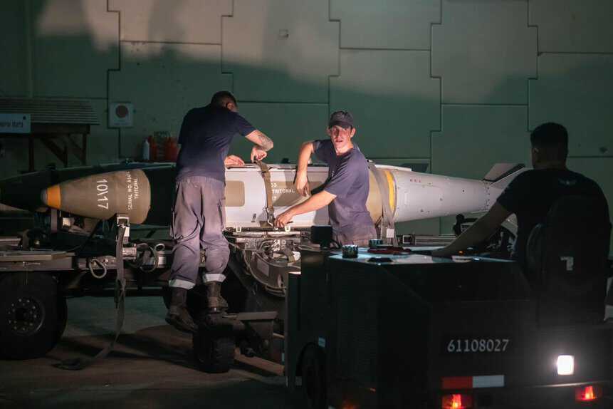 Mecânicos da IAF preparando uma GBU-31 JDAM. Foto: IAF.
