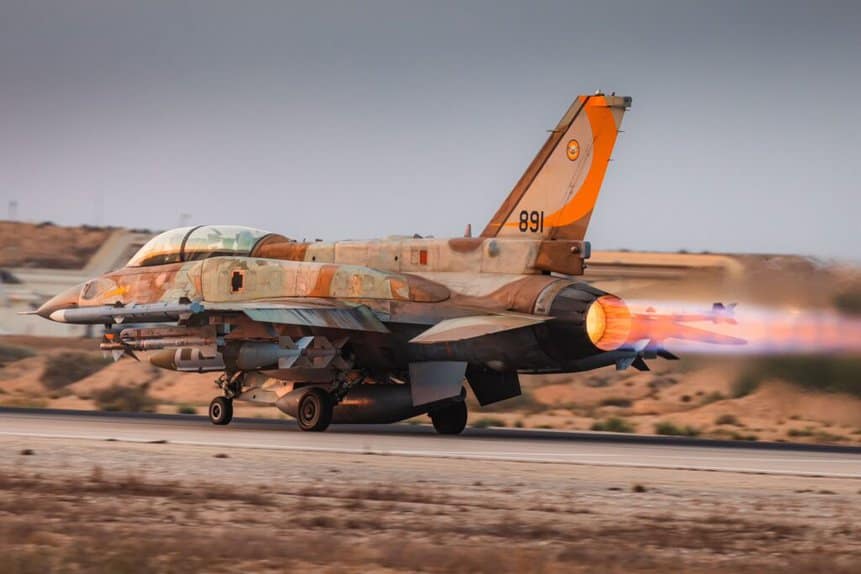 Caças F-15, F-16 (foto) e F-35 de Israel tem usado uma série de armas contra alvos do Hamas em gaza. Foto: Força Aérea de Israel.