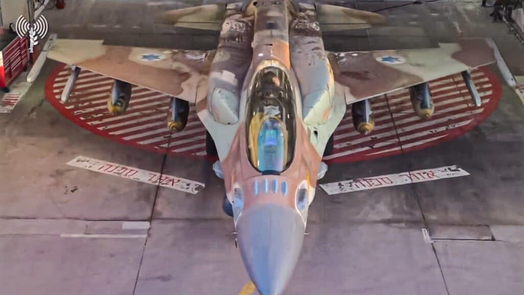 O moderno F-16I Sufa da Força Aérea de Israel carregado com quatro antigas bombas M117 para usar contra o Hamas na Faixa de Gaza. Foto: IAF.
