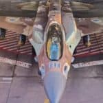 O moderno F-16I Sufa da Força Aérea de Israel carregado com quatro antigas bombas M117 para usar contra o Hamas na Faixa de Gaza. Foto: IAF.
