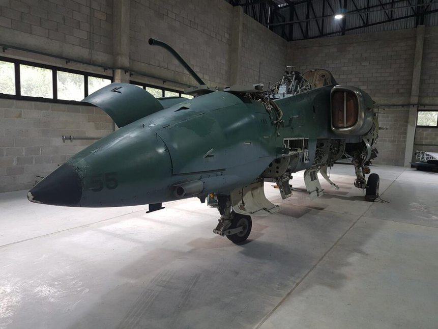 Caça-bombardeiro A-1 AMX doado pela FAB já está no novo hangar da Universidade Federal de Santa Maria. Foto: UFSM.