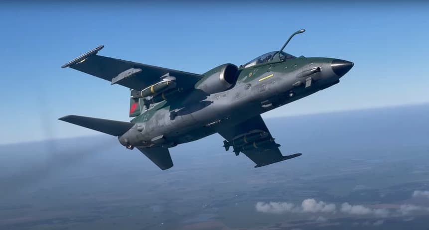Caça-bombardeiro A-1 do Esquadrão Poker, com bombas reais. Documentário conta história da aeronave. Imagem: FAB.