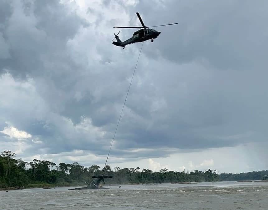 A Black Hawk helicopter was used to "tow" the C-98 Grand Caravan aircraft to the banks of the river in Roraima. Photo via social media.