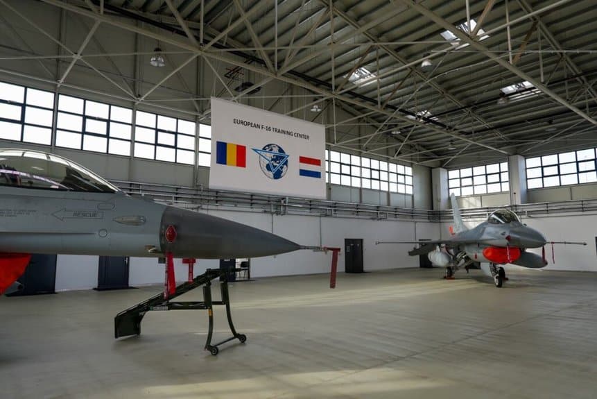 Centro Europeu de Treinamento do F-16 (EFTC) foi inaugurado na Romênia. Unidade formará pilotos da Ucrânia no jato. Foto: Ministra da Defesa da Holanda.