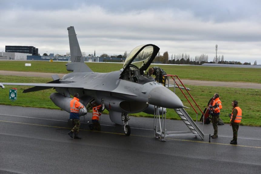 Cinco caças F-16 da Holanda pousaram em base aérea romena onde serão treinados os pilotos da Ucrânia. Foto: Ministério da Defesa Holandês.