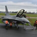 Cinco caças F-16 da Holanda pousaram em base aérea romena onde serão treinados os pilotos da Ucrânia. Foto: Ministério da Defesa Holandês.