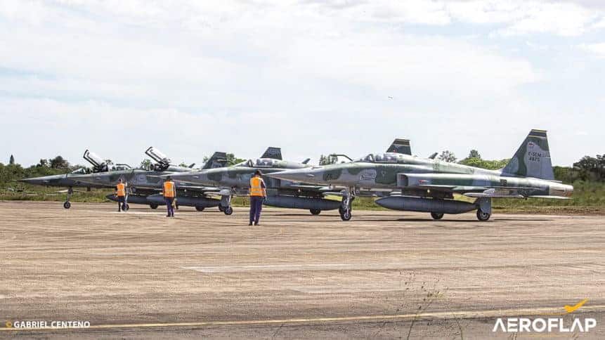 Caças F-5 da FAB se preparam para mais uma decolagem durante a simulação de guerra do EXCON Escudo Tinia, no Rio Grande do Sul. Foto: Gabriel Centeno.