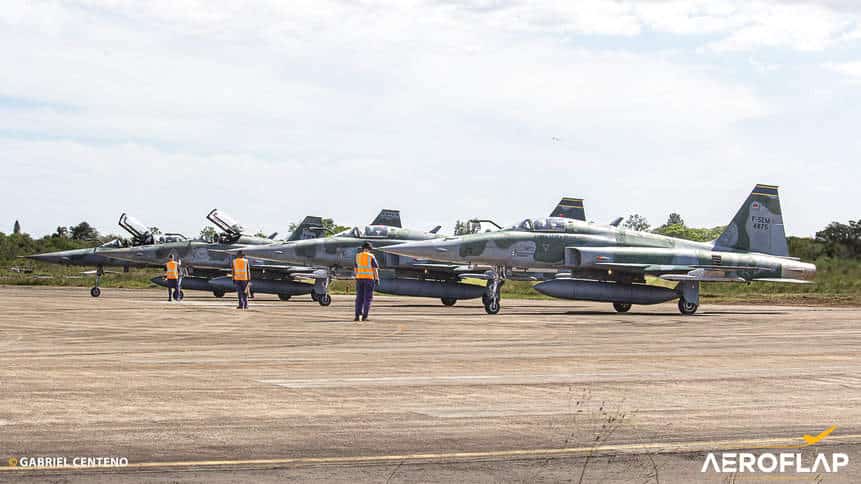 Caças F-5 da FAB se preparam para mais uma decolagem durante a simulação de guerra do EXCON Escudo Tinia, no Rio Grande do Sul. Foto: Gabriel Centeno.