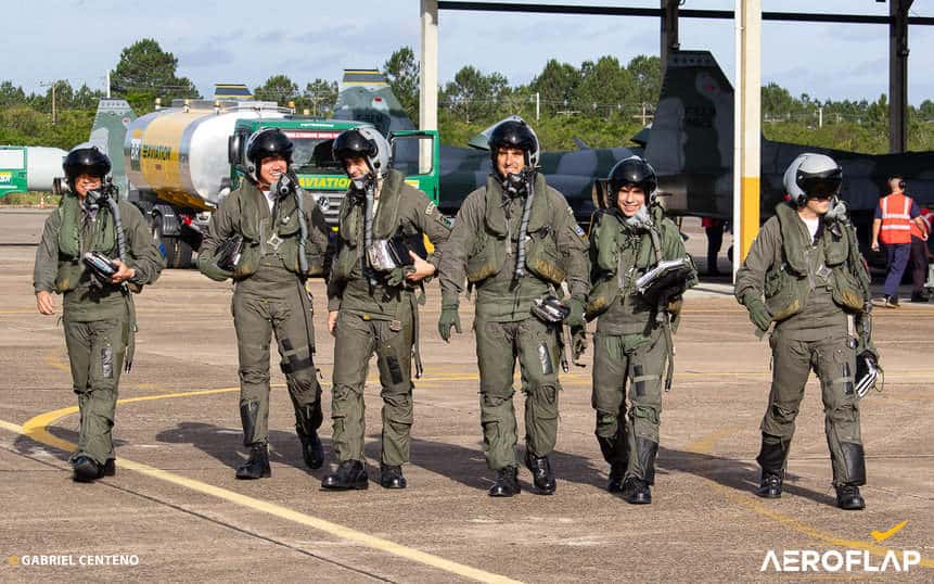 Pilotos de caça da FAB durante o exercício de guerra simulada Excon Escudo Tinia 2023, no Rio Grande do Sul.