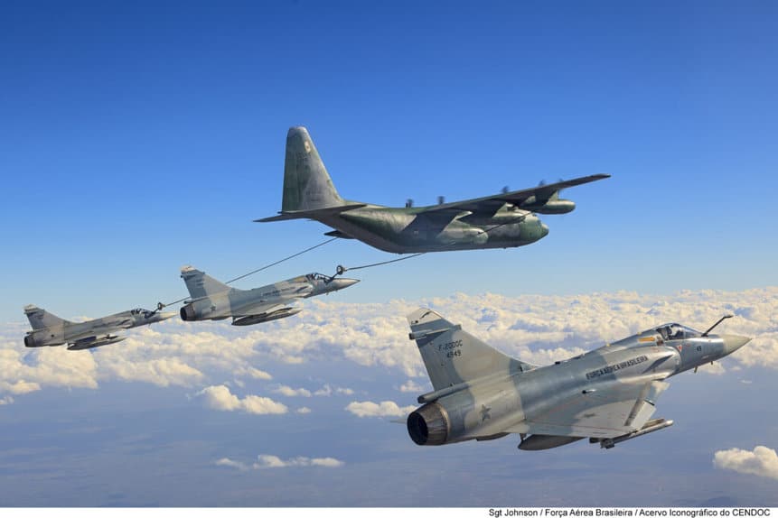Caças Mirage 2000 em reabastecimento em voo com um KC-130 Hércules. Os F-2000 deram baixa em 2013, enquanto o C-130 deve sair de serviço em 2023.