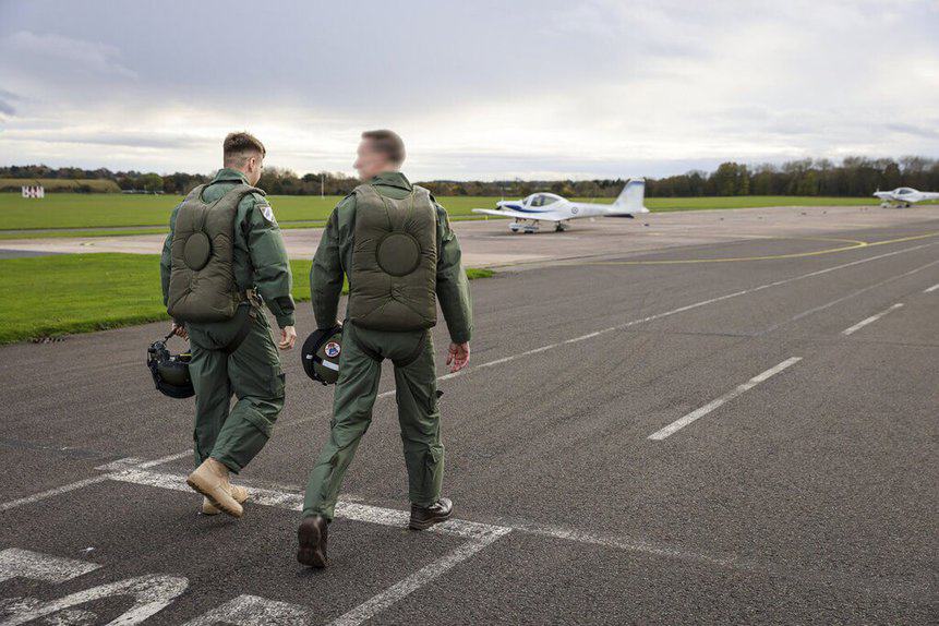Pilotos de caça Ucrânia receberam treinamento de voo e língua inglesa aeronáutica no Reino Unido. Foto: Ministério da Defesa/Divulgação.