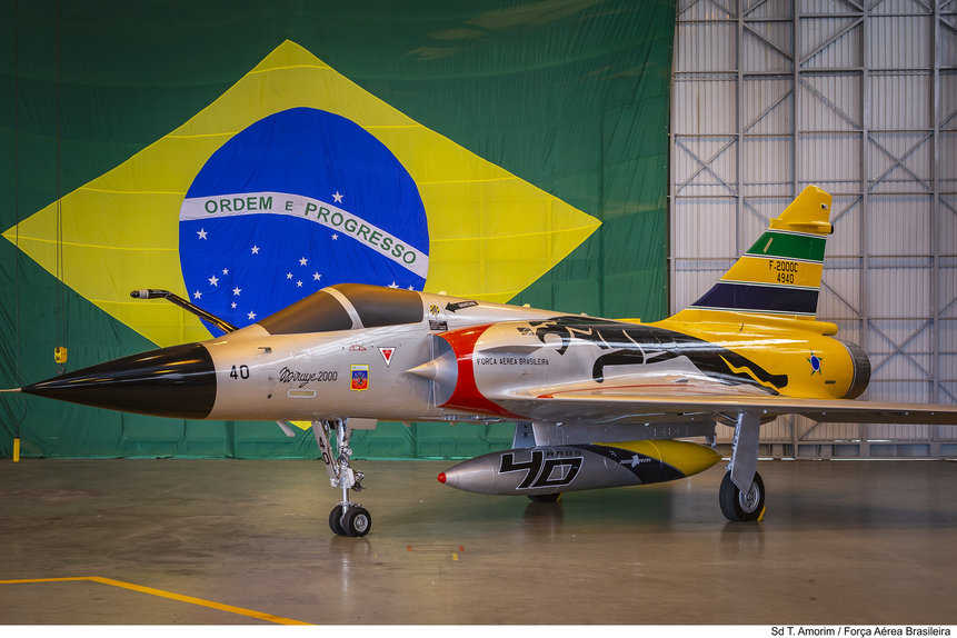 Um dos três Mirage que ficaram no Brasil recebeu pintura que homenageia Ayrton Senna.