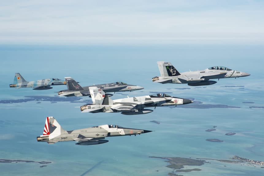 带有俄罗斯战斗机涂装的 F/A-18 和 F-5 战斗机伴随一架 EA-18 咆哮者飞行。照片：美国海军。
