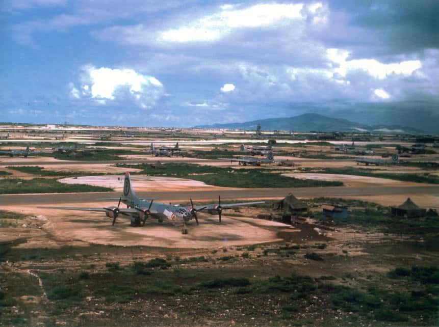 La base aérienne de North Field était la plus grande base d'attache des B-29 américains, y compris des avions qui ont largué des bombes atomiques sur le Japon. Photo via 6th Bomb Group.