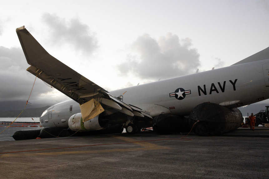 Após salvamento, P-8 será avaliado por investigadores e mecânicos. Foto: Tania Guerrero/USMC.