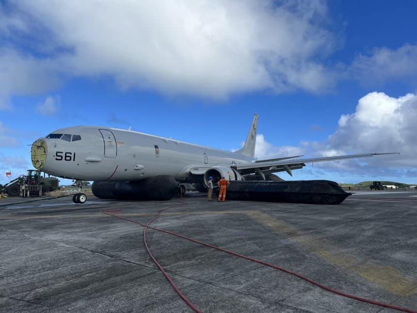 Depois de passar 11 dias no mar, Boeing P-8 Poseidon foi tirado da água. Foto: Marinha dos EUA.