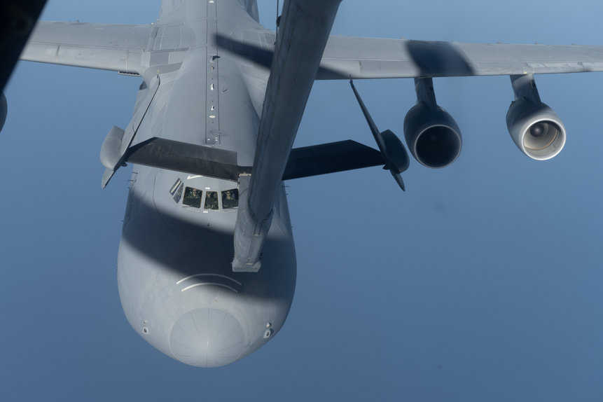 Le C-5M Super Galaxy s'approche du boom de ravitaillement du KC-10. USAF/Divulgation.