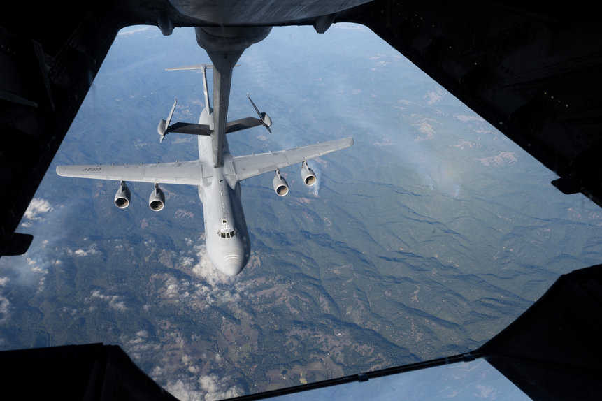 No reabastecimento reverso, KC-10 recebeu mais de 10 toneladas de combustível do C-5. USAF/Divulgação.