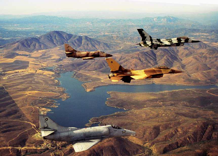 Jatos de ataque A-4 e caças F-16 da TOPGUN. Foto: Marinha dos EUA.
