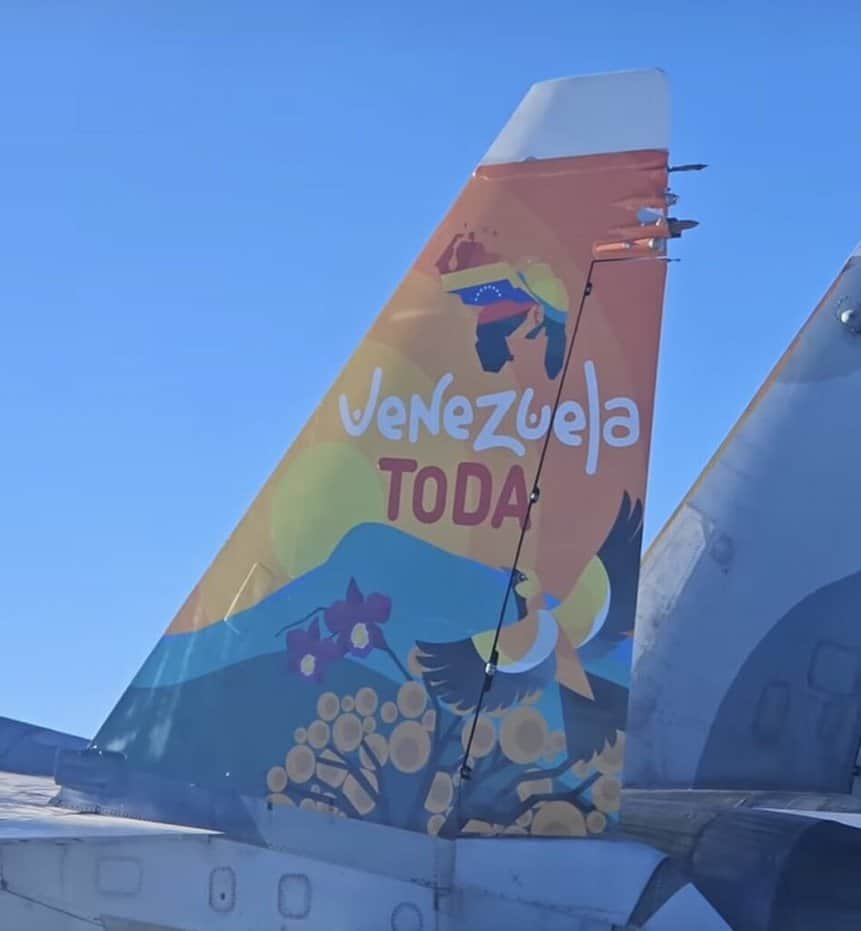 Phrase "all of Venezuela" painted on the tail of one of AMB's Su-30 MKVs. Nicolás Maduro's government claims the Essequibo region as part of Venezuelan territory. Photo via CNW.