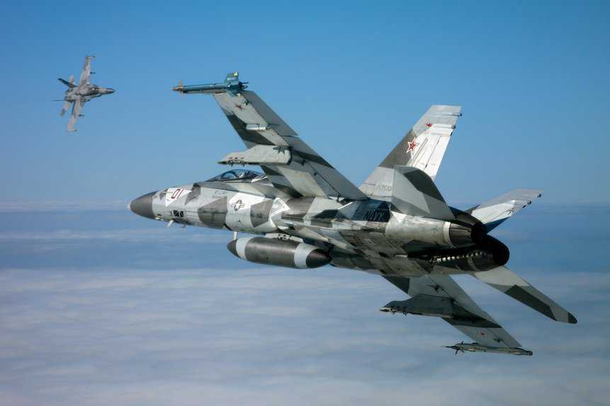 F/A-18 Hornet de um esquadrão adversário da Marinha dos EUA . A pintura deste caça simula a usada no Su-35 da Rússia. Foto: José M. Ramos via USNI.