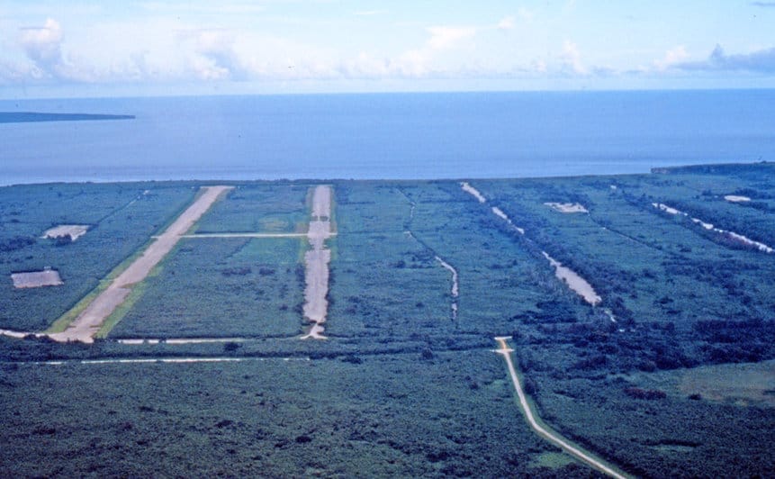 Base sur l'île de Tinian, dont les quatre voies sont envahies par la végétation. Photo via le 6ème groupe de bombardement.