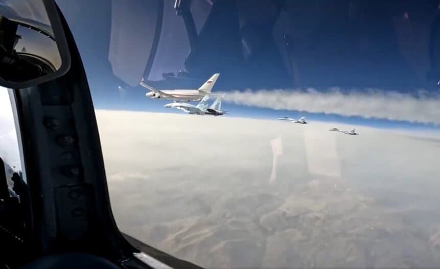 A bordo do avião presidencial Il-96, Vladimir Putin foi escoltado por caças Sukhoi Su-35 das Forças Aeroespaciais da Rússia.