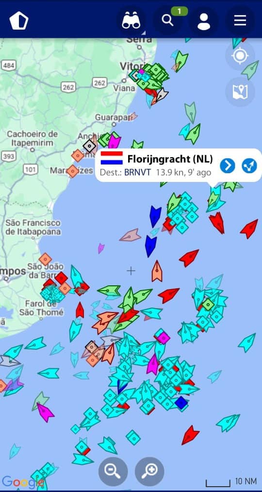 Navio holandês Floringracht com caças F-39 Gripen já está na costa brasileira e chega em Navegantes (SC) até terça-feira (12/12). Imagem via Portal Aviação em Floripa.
