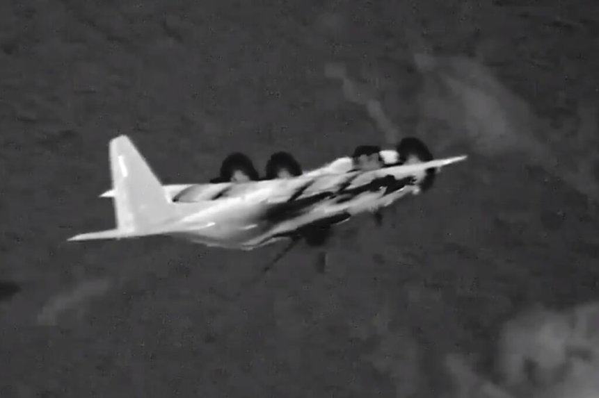 ビデオでは、カリブ海での訓練中に発砲するAC-130が見られます。 米軍は同日、ガイアナで作戦を実施した。 SOCSOUTH経由の画像。