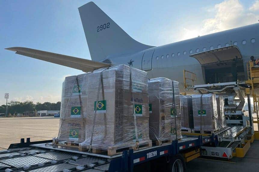 Airbus KC-30 FAB 2902 decolou da BAGL com 150 purificadores de água com kits voltaicos. Foto: Presidência da República via ABC.