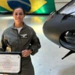 Tenente Aviadora Mariana de Bustamante Fontes, piloto de helicóptero, é a primeira mulher a concluir o Curso de Pilotagem Tática do Exército Brasileiro. FAB/Divulgação.