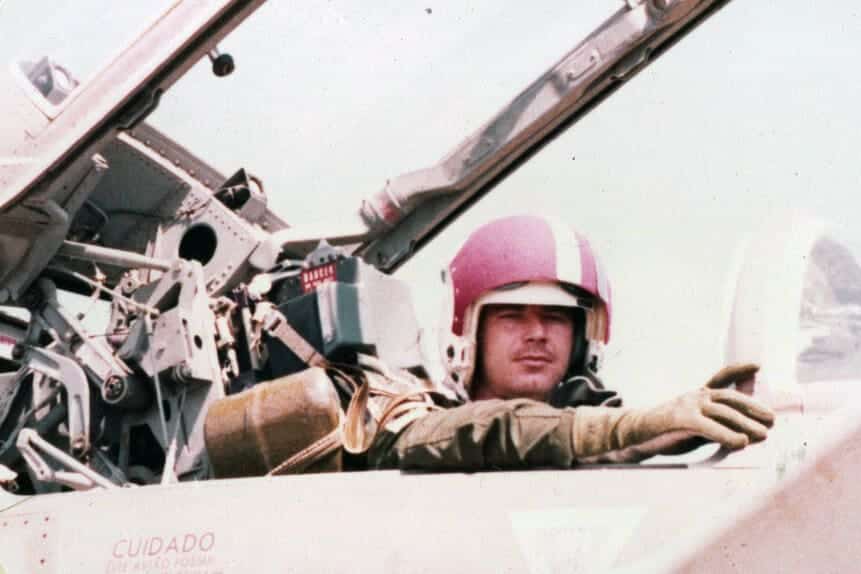 O então Capitão Aviador Gilberto Burnier no cockpit de um F-5 do Esquadrão Pampa. Foto: Antônio Ricieri Biasus.