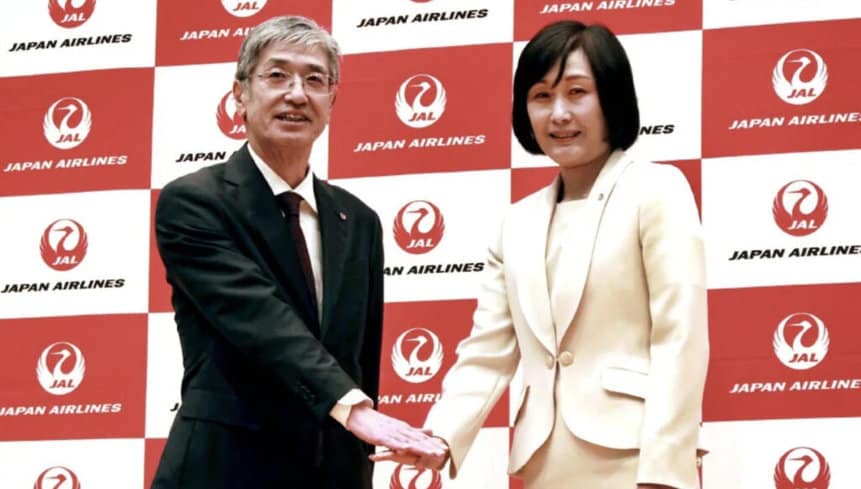 Mitsuko Tottori, que se tornará presidente da companhia aérea a partir de 1º de abril e o atual presidente Yuji Akasaka posam durante uma coletiva de imprensa em Tóquio em 17 de janeiro de 2024