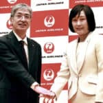 Mitsuko Tottori, que se tornará presidente da companhia aérea a partir de 1º de abril e o atual presidente Yuji Akasaka posam durante uma coletiva de imprensa em Tóquio em 17 de janeiro de 2024