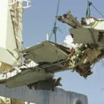 Boeing 737-300 foi danificado no mar minutos após sua decolagem, em 3 de janeiro de 2004. AFP/Amero Maraghi