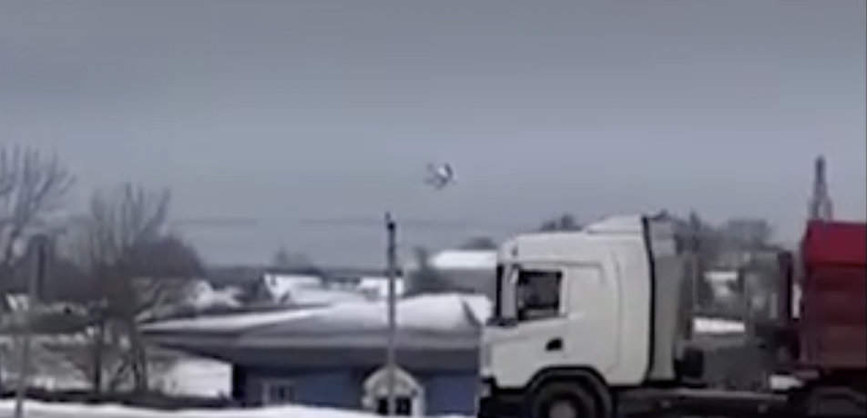 Avião militar russo cai com prisioneiros de guerra ucranianos a bordo. Filmagem de um vídeo de testemunha ocular.