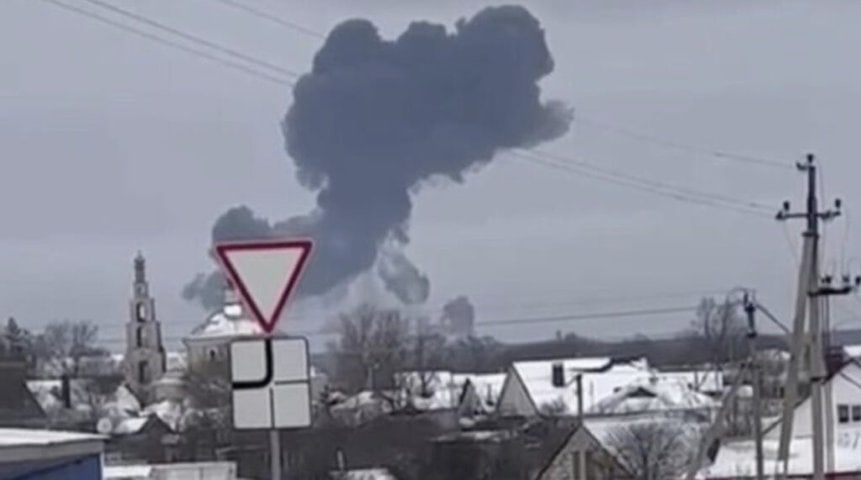 Rook op de crashlocatie van het IL-76 vliegtuig in de regio Belgorod. Beelden uit een ooggetuigenvideo.