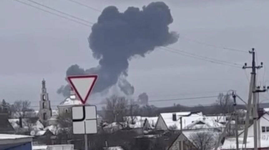 עשן באתר ההתרסקות של מטוס ה-IL-76 באזור בלגורוד. צילומים מתוך סרטון עד ראייה.