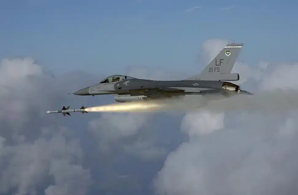Caça F-16 ADF disparando um míssil AIM-7 Sparrow. Foto: USAF.