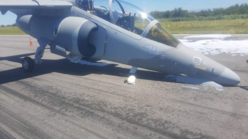 Jato IA-63 Pampa III da Força Aérea Argentina após pouso de emergência. Foto via redes sociais.