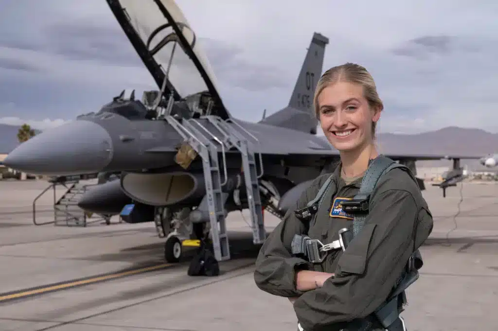 Aos 22 anos, Madison Marsh se tornou Miss America e se encaminha para pilotar o caça F-16 na Força Aérea dos EUA. Foto: USAF/Divulgação.