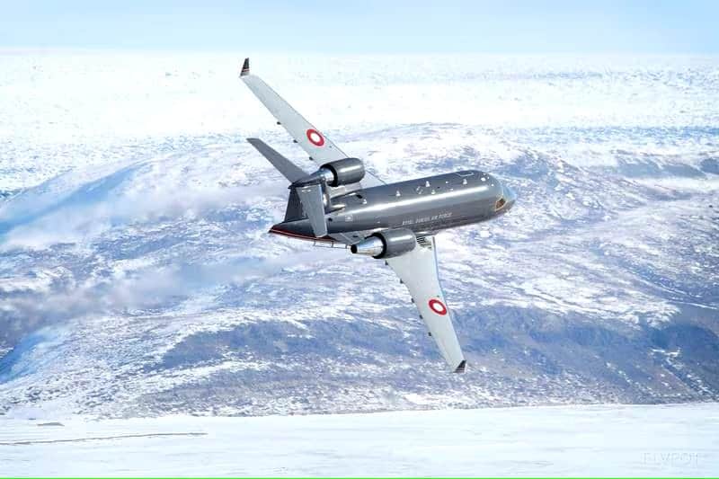 Ein CL-604 Challenger-Flugzeug der Royal Danish Air Force fliegt über Grönland. (Königlich Dänische Luftwaffe)