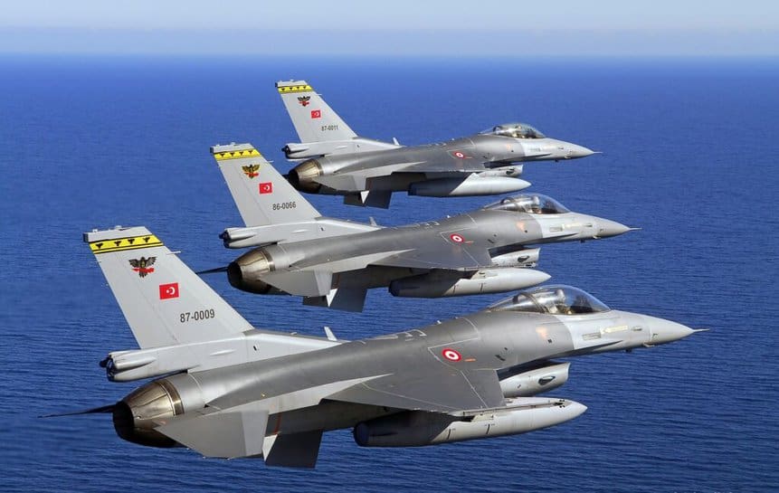 Formação de três caças F-16 Fighting Falcon da Turquia. Foto: Força Aérea Turca.